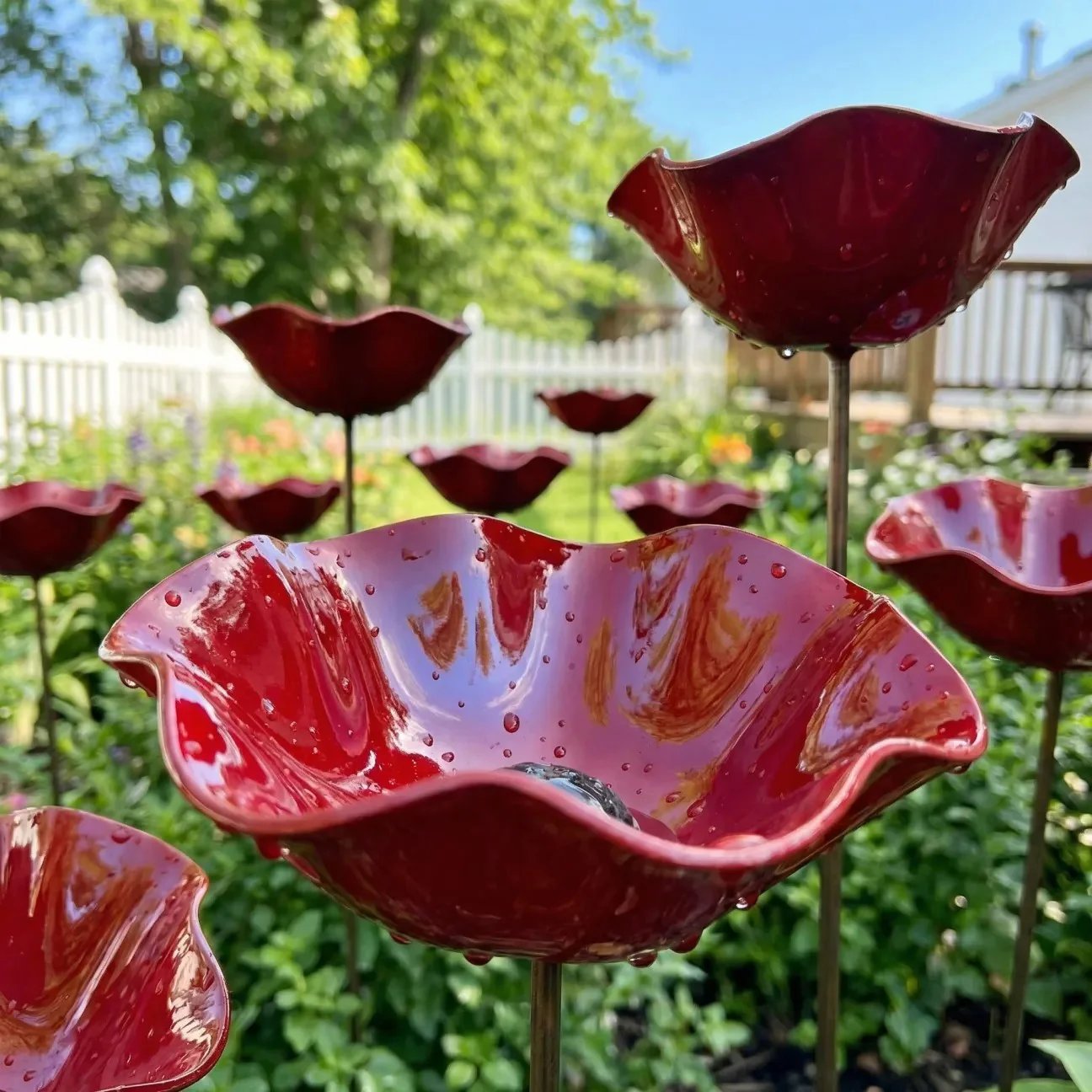 🌼 Handgefertigter Metall Blumen-Gartenstecker 🐦 Vogeltränke & Insekten-Trinkstelle, Wetterfest Gartendekoration für Beet, Wege & Außenbereich, Einzigartiges Deko Geschenk